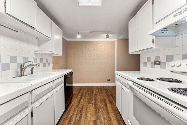 Building Photo - Condo in Historic Governor's Park!