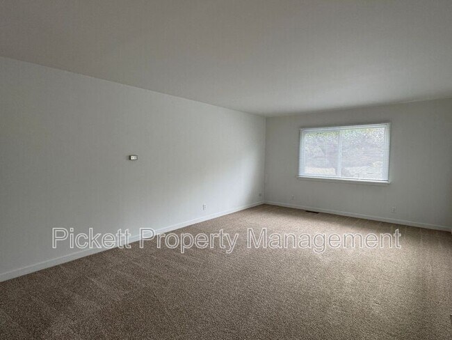 Building Photo - 17900 Noll Rd NE