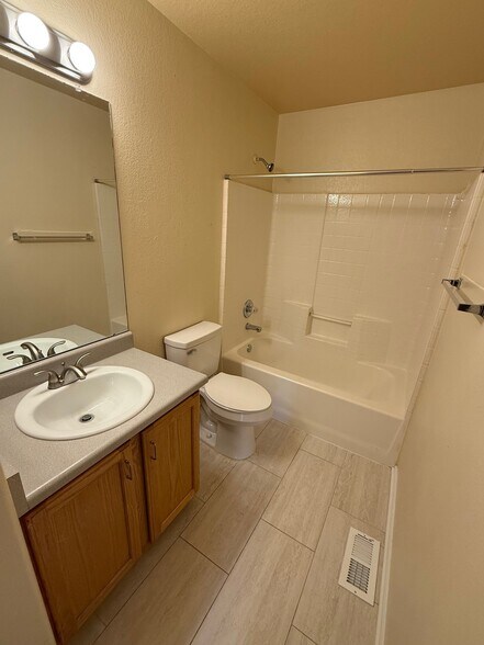 Building Photo - 5222 E 100th Way