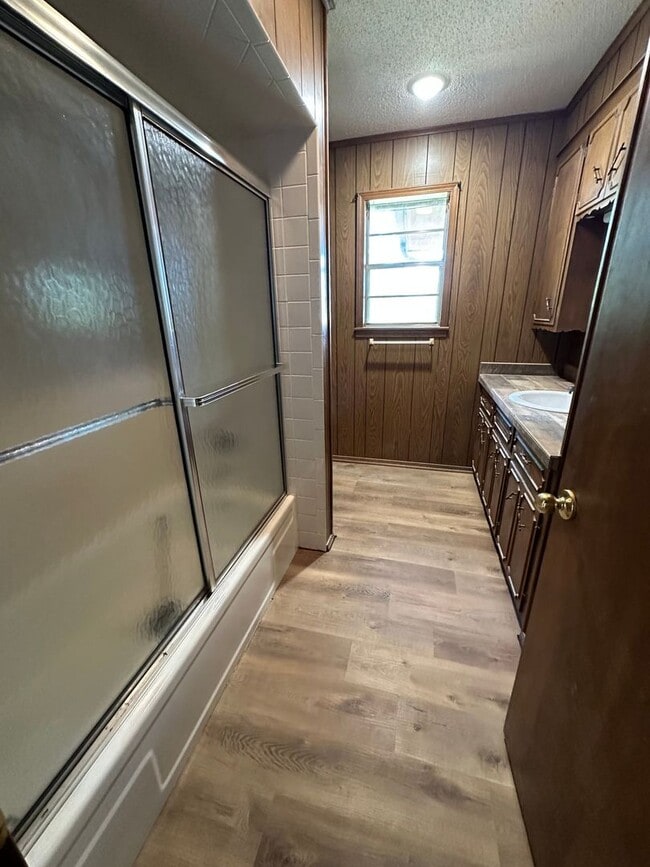 Building Photo - 4 BED 2 FULL BATH