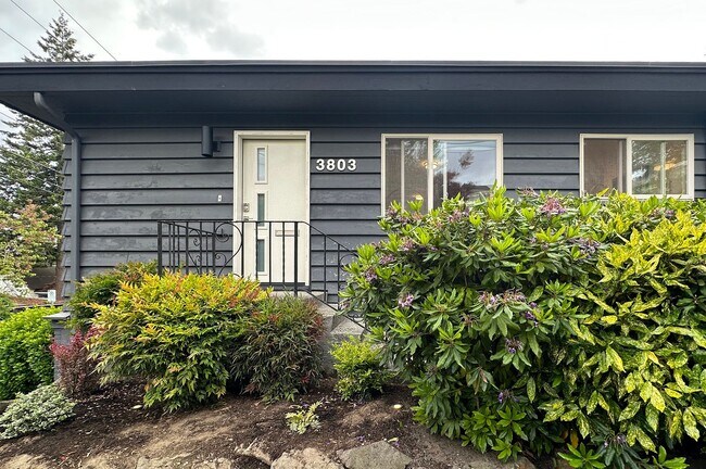 Building Photo - 2Bd/1Ba Seattle Duplex