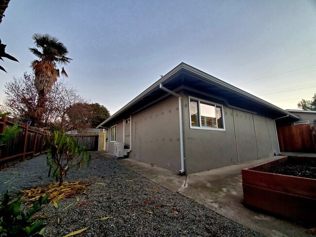 Building Photo - 2 bedroom home with garage, solar power, A...