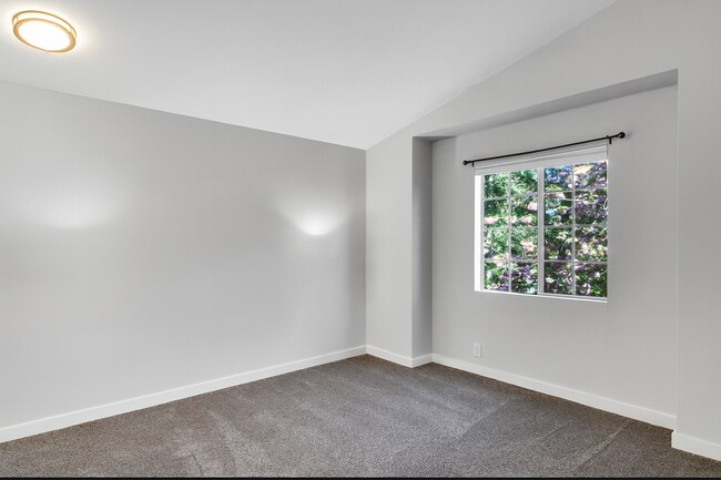 Building Photo - Beautiful 2 bed, 1.5 bath Townhome located in Edmonds $2395/mo.