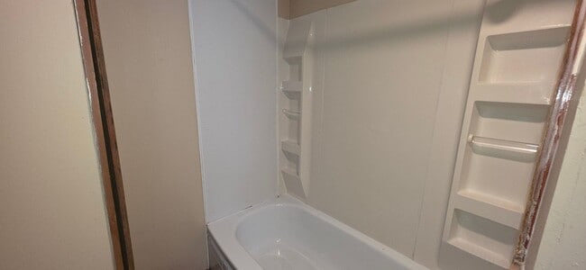 Building Photo - Quaint 3 bedroom home near Drury University $895!