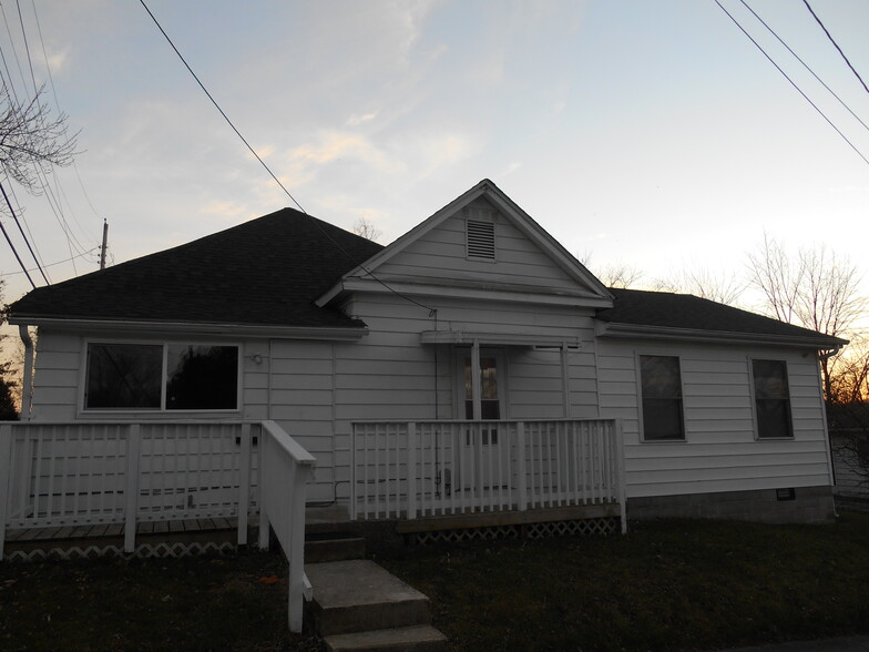 Primary Photo - 1021 W Howe St