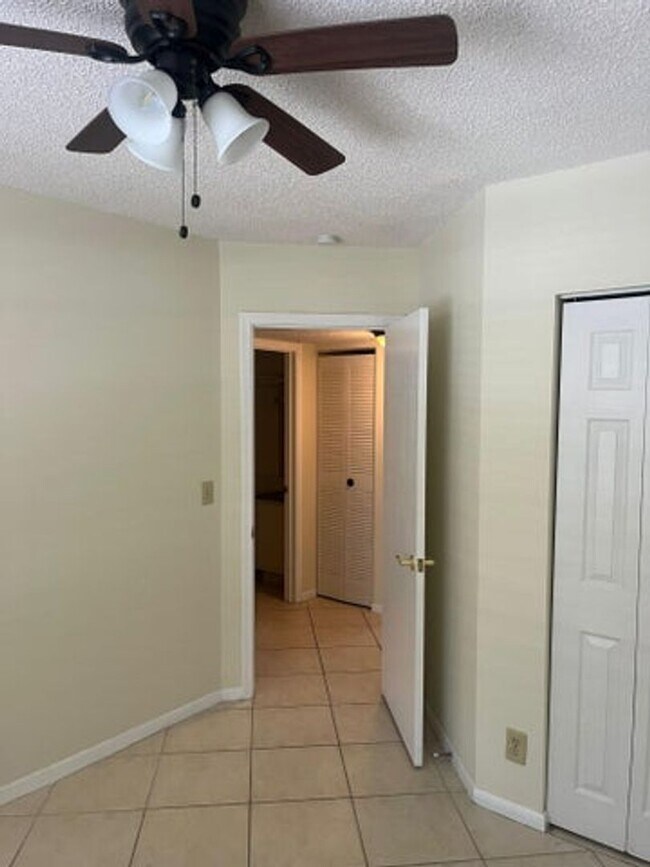 Building Photo - 9993 Three Lakes Cir