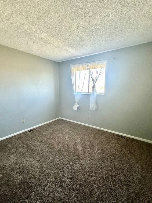 Building Photo - Move In Ready!! 3 Bedroom, 1 1/2 Baths, 2 ...