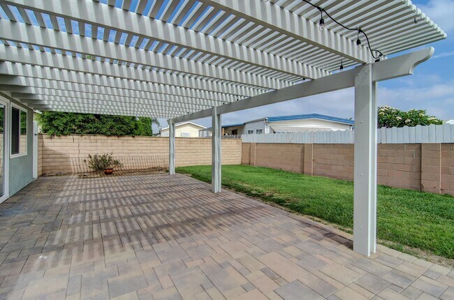 Building Photo - Turnkey Huntington Beach Home with Modern ...