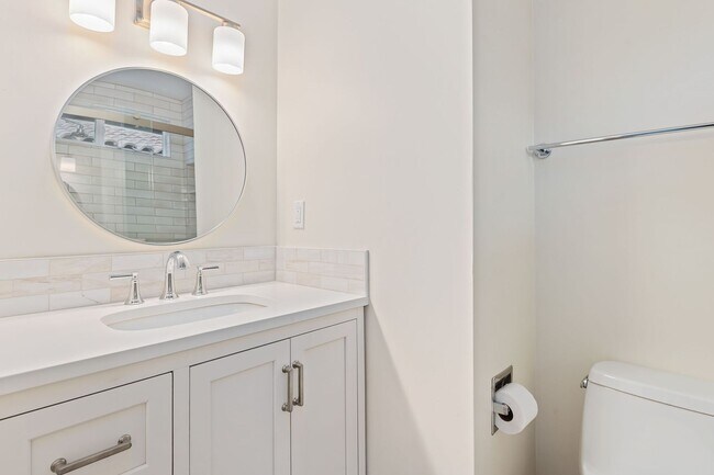 Building Photo - Welcome to this charming 2-bedroom, 1.5-ba...