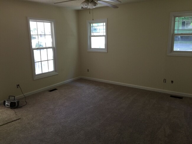 Building Photo - Cute @BR/1.5BA refinished Bungalow