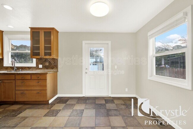 Building Photo - 2420 Alameda St