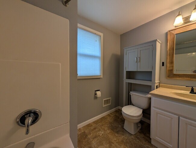 Building Photo - Beautiful 5 Bedroom 2 Bathroom Neenah Lake Home