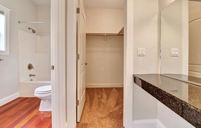 Building Photo - This Gorgeous Townhome has 3 Bedrooms, 3 1...
