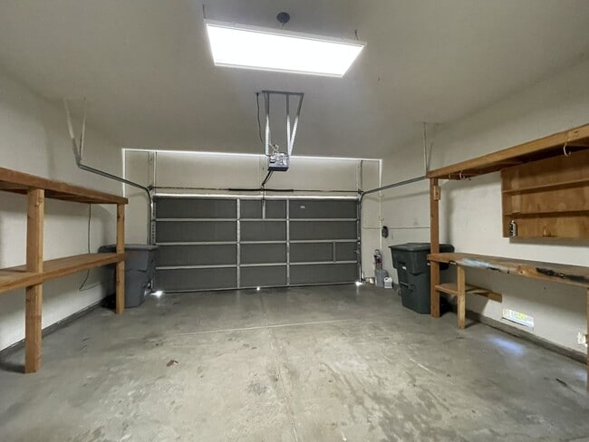 Building Photo - Spacious and Airy Rocklin Home! New Flooring!