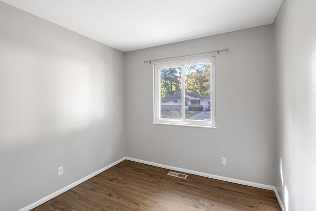 Building Photo - Move-in-Ready Single Family Home with Deta...