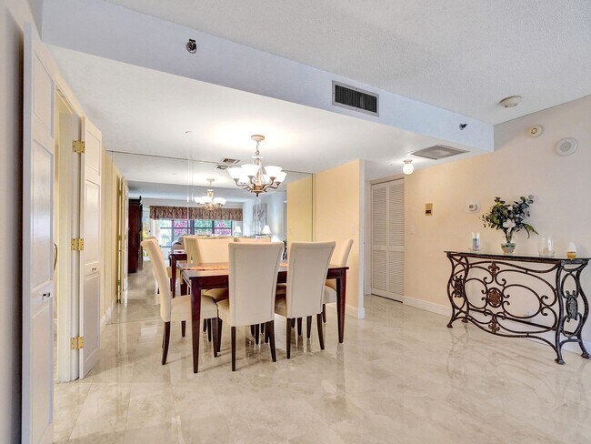 Building Photo - 3200 Port Royale Dr S