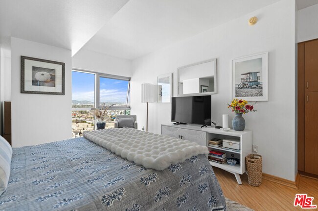 Building Photo - 13700 Marina Pointe Dr