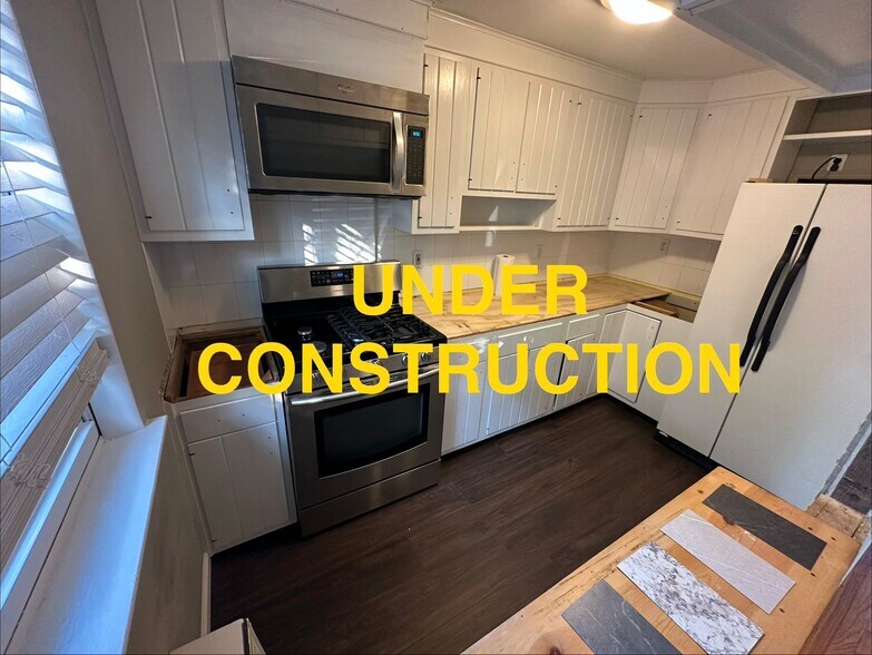 Building Photo - 7 Manor Dr