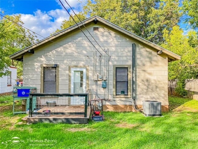 Building Photo - 2807 Russell Ave