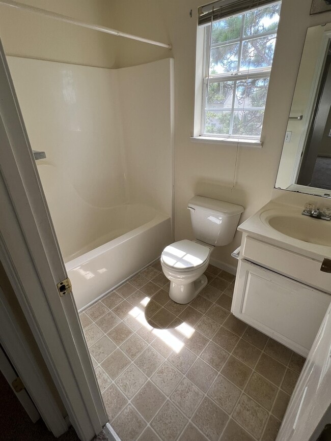 Building Photo - 221 Fox Grove Cir