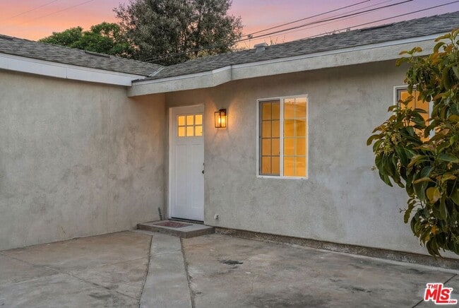 Building Photo - 11445 Delano St