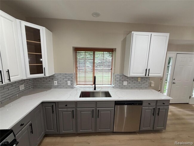 Building Photo - 27424 Rosewood Ct