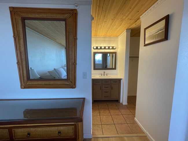 Building Photo - Royal Kahana Top Floor 2 bed/2bath