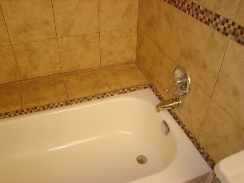 Building Photo - 2820 S Bartell Dr