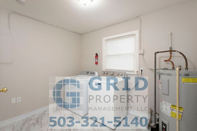 Building Photo - 3 Bedroom Home - Large Corner Lot - SE Por...