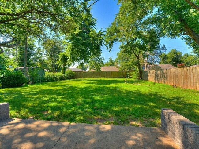 Building Photo - 1800 Melrose Dr