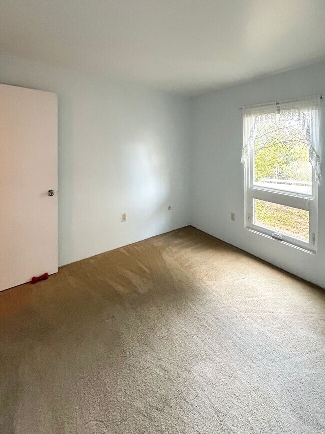 Building Photo - Welcome to this stunning 2-bedroom, 2-bath...