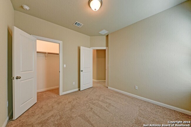 Building Photo - 3 Bed 2.5 Bath