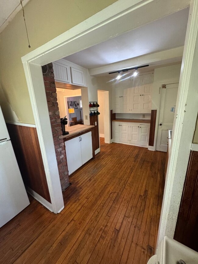 Building Photo - Beautiful 3- Bedroom Home for Rent- Univer...