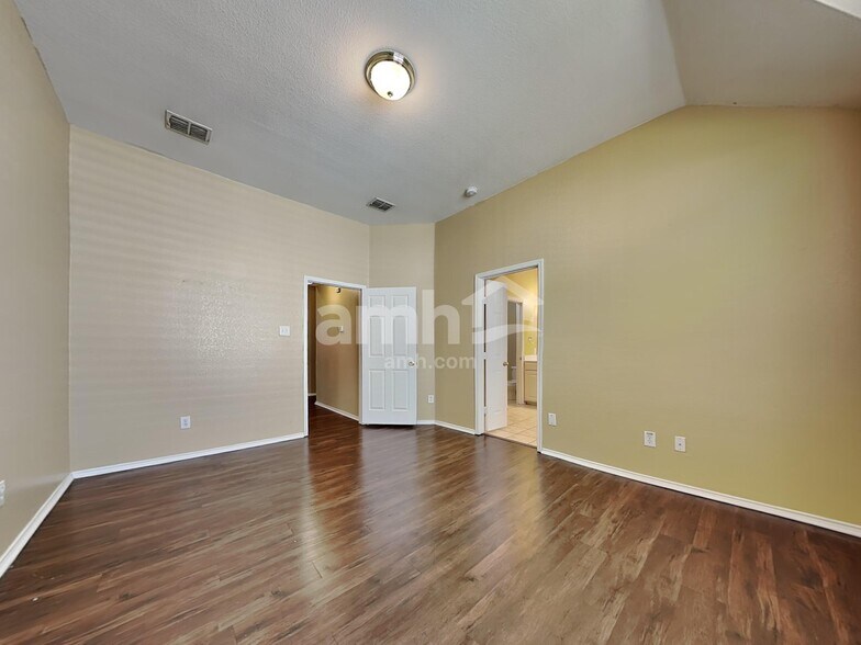 Building Photo - 9613 Glenshee Dr