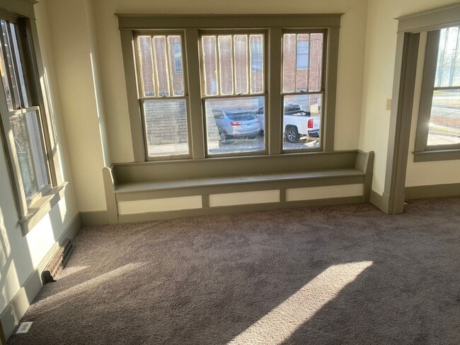 Building Photo - 606 W Cherry St