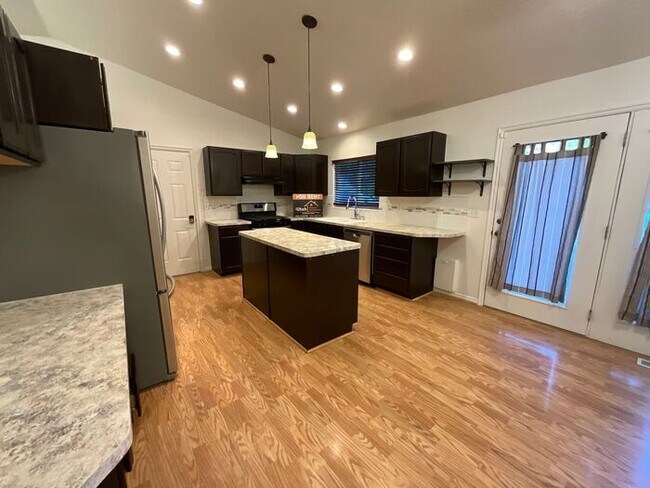 Building Photo - 4 Bedroom 2 1/2 Bath Home Oversized 2 Car ...