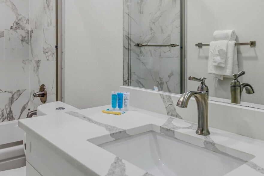 Building Photo - 3909 W Cleveland St