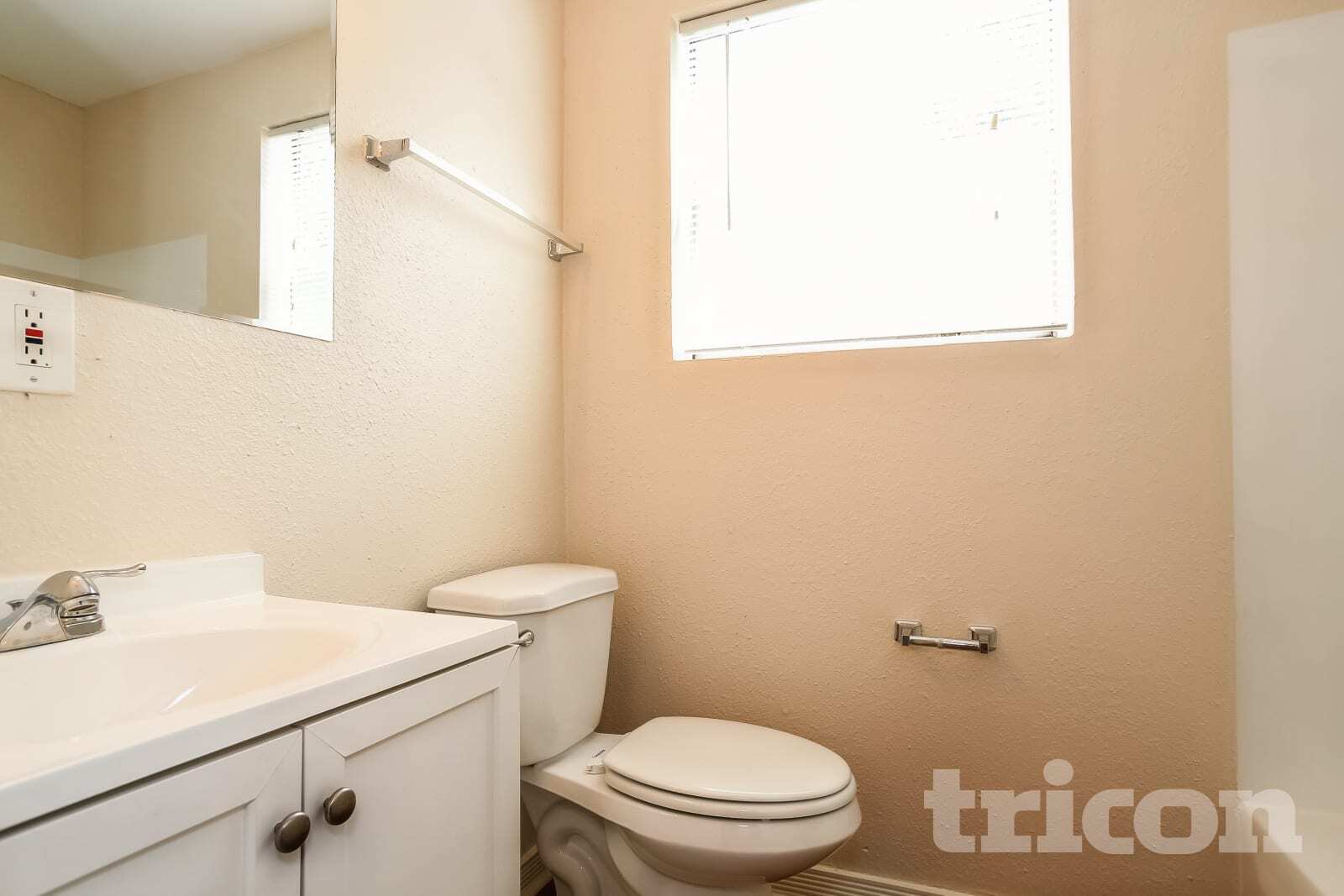 Building Photo - 15811 Kenbriar Dr