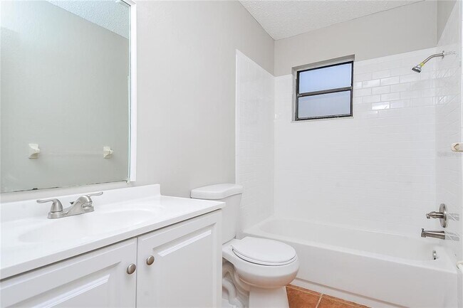 Building Photo - 225 Tracy Way