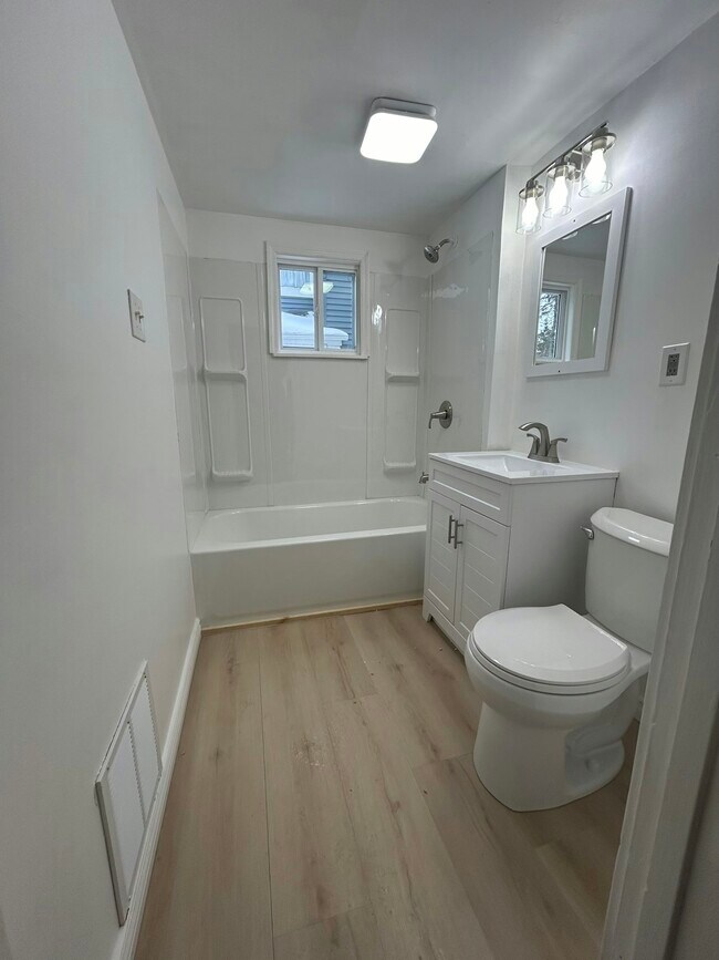 Building Photo - 810 Seeley Rd