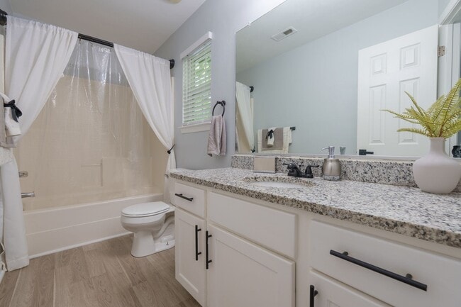 Building Photo - MOVE IN READY 3 Bedroom in the Heart of No...