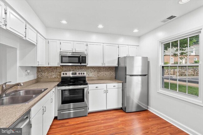 Building Photo - 8123 Kingsway Ct