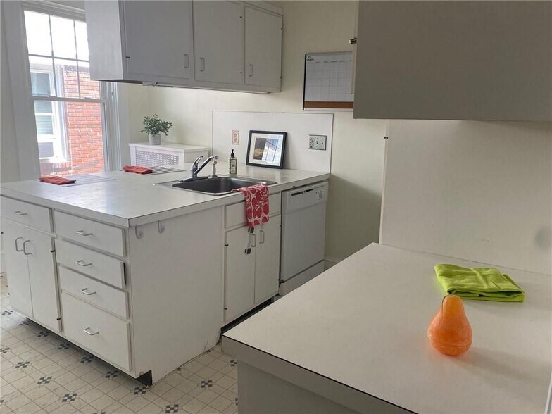 Building Photo - 389 Lloyd Ave