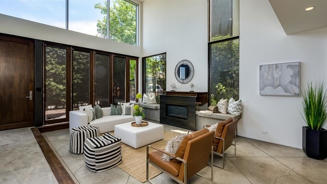 Building Photo - 414 Venice Way