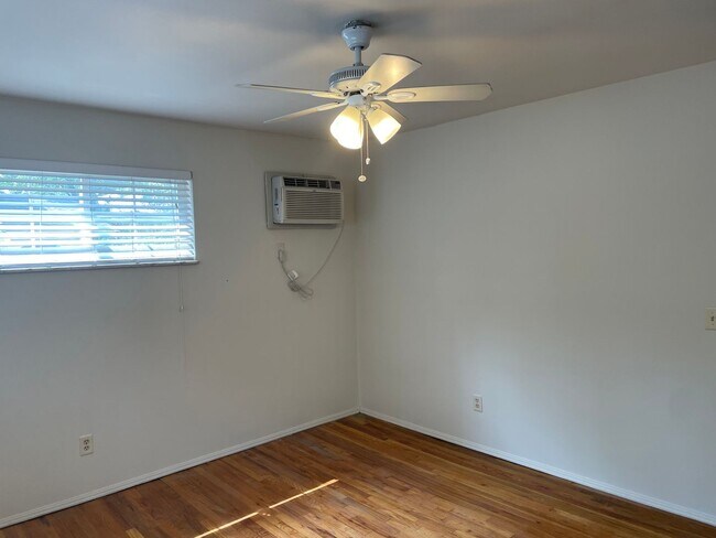 Building Photo - 2 BR IN HYDE PARK WITH OFF STREET PARKING