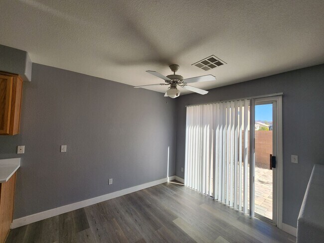 Building Photo - HENDERSON: 3 bed/2.5 bath Townhome with Spacious Kitchen, Private Backyard, Large Primary Suite &...