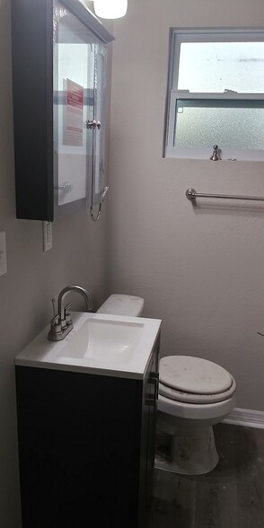 Bathroom - 701 E Hanlon St