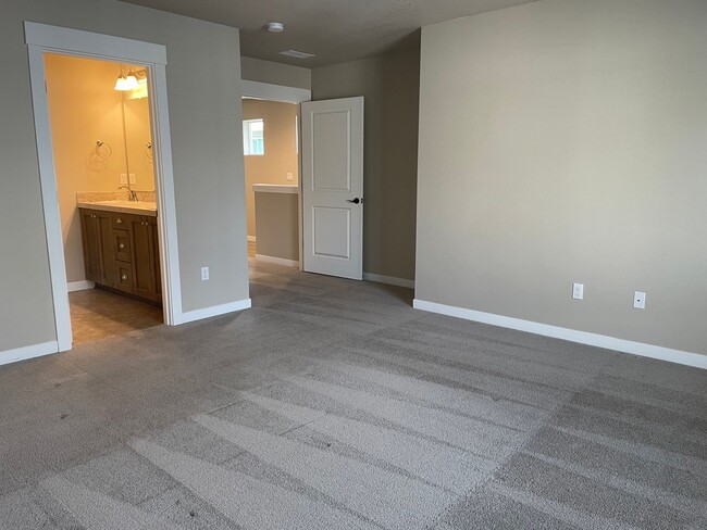 Building Photo - NEWLY BUILT 3 BED/2 BATH OPEN CONCEPT HOME...