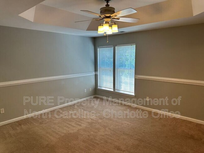 Building Photo - 6033 Queens Walk Ct