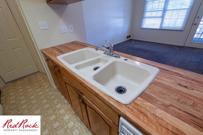 Building Photo - 3 Bedroom End Unit Home in Downtown St. Ge...